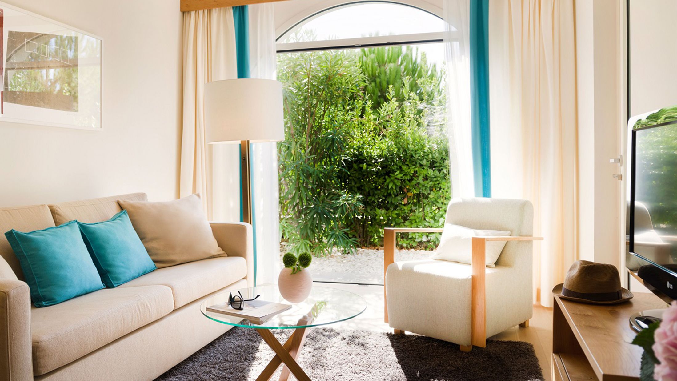 120426-Two-bedroom-residence-garden-view-Hybris