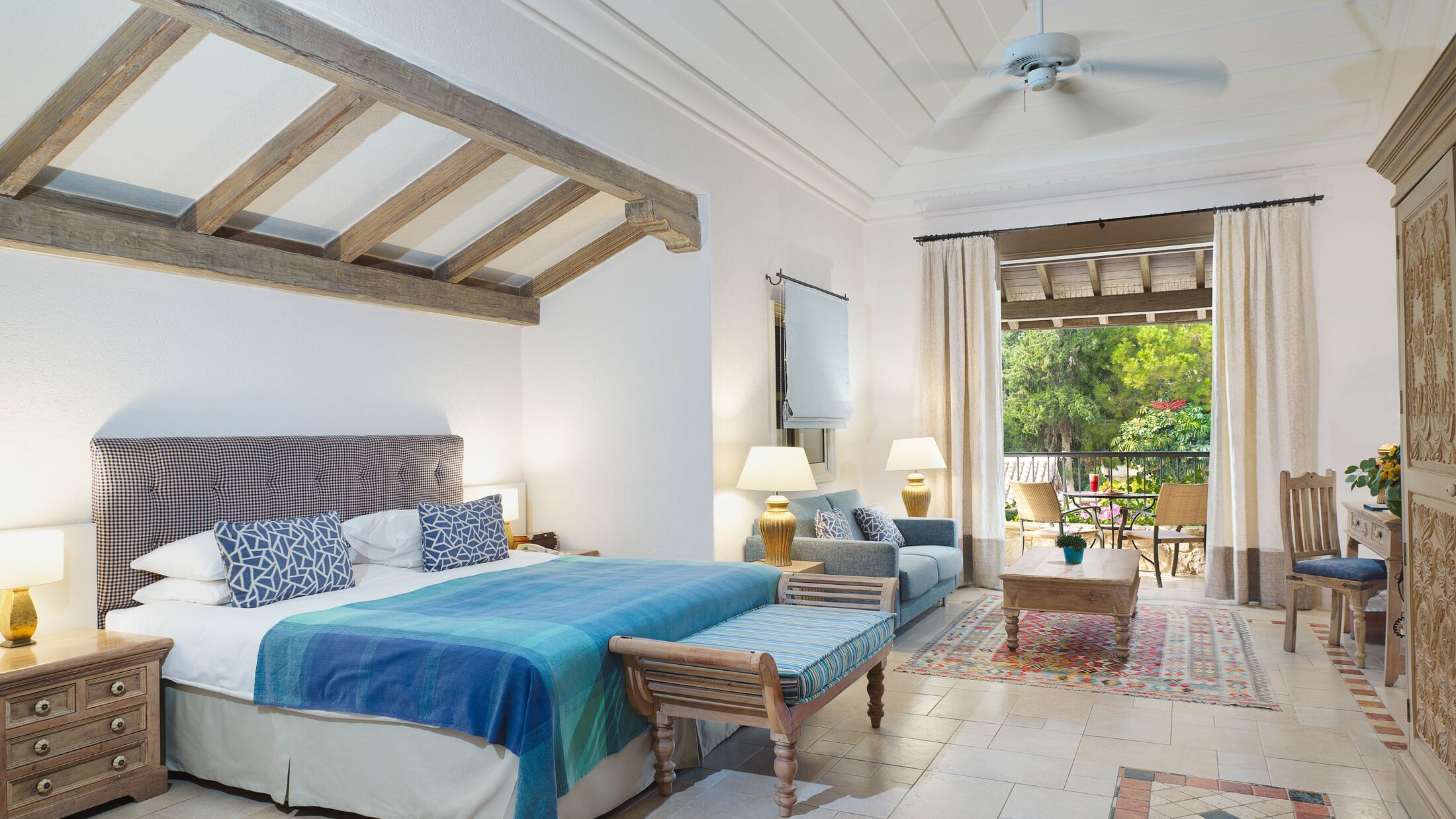 Columbia-Beach-2024-West-Executive-Suite-Pool-View-003-117443-Hybris